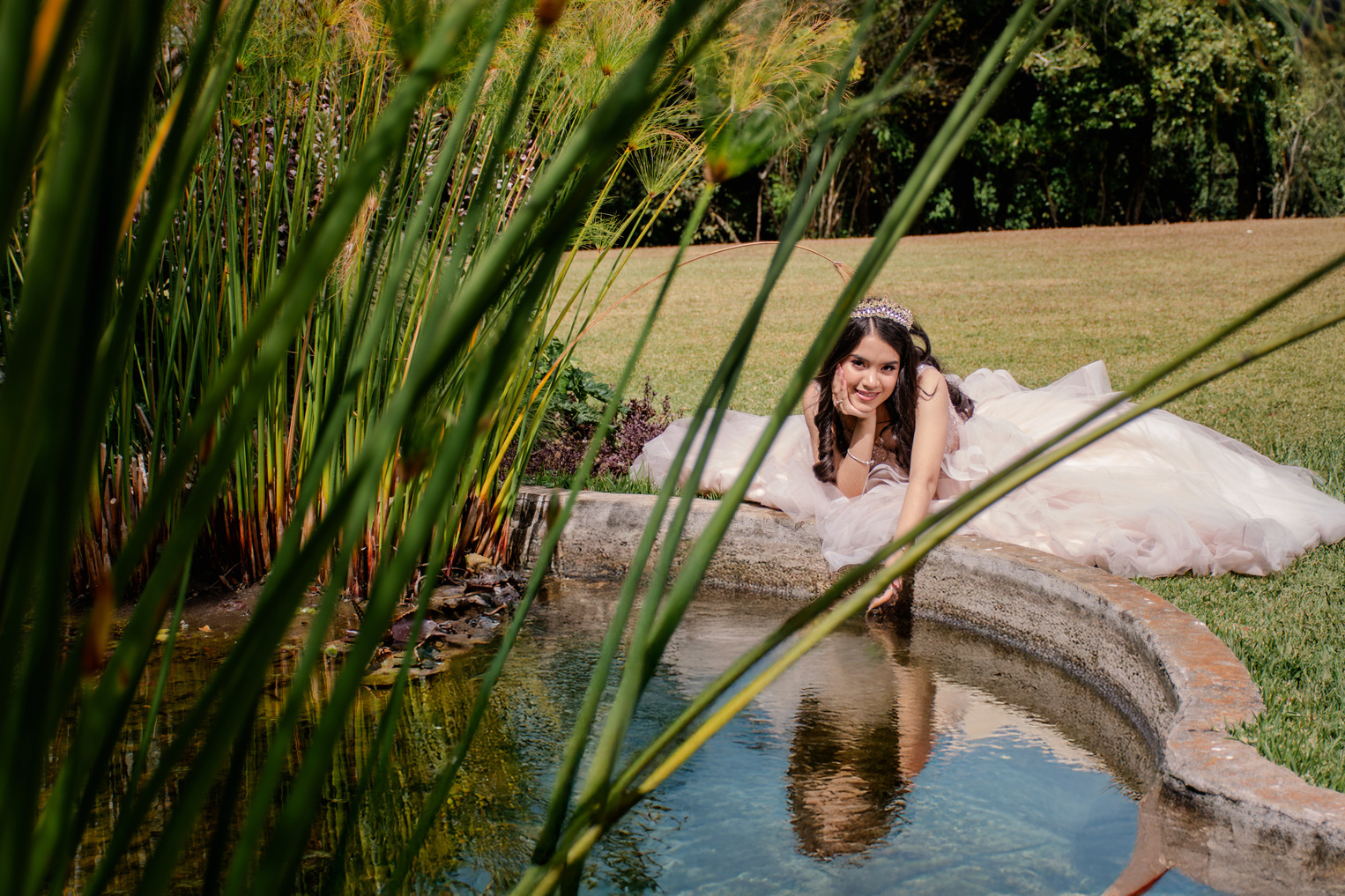 Retrato de quinceañera junto a un estanque